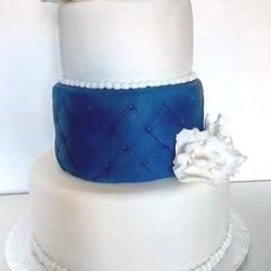 Bílo-modrý svatební dort